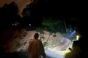 Sụt lún trên đèo Mimosa tạo thành hố sâu và rộng, chia tách toàn bộ mặt đường.