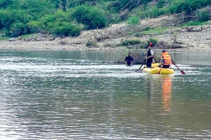 Lực lượng chức năng Công an tỉnh Khánh Hoà tìm kiếm thi thể Đại uý Nguyễn Xuân Hải.