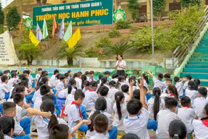 Giờ hoạt động trải nghiệm tại Trường Tiểu học Thị trấn Thạch Giám 1 (xã Tương Dương, Nghệ An). Ảnh: NTCC