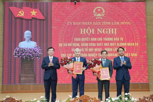 Lãnh đạo tỉnh Lâm Đồng trao Quyết định chủ trương đầu tư dự án Mở rộng, nâng công suất Dự án Nhà máy alumin Nhân Cơ và Dự án Tổ hợp bauxite - Nhôm Lâm Đồng cho Tập đoàn Than - Khoáng sản Việt Nam.