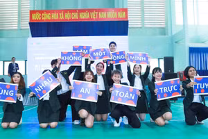 Học sinh hưởng ứng chương trình "Không một mình – Cùng nhau an toàn trực tuyến".