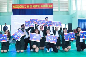 Học sinh hưởng ứng chương trình "Không một mình – Cùng nhau an toàn trực tuyến".