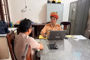 Lực lượng CSGT mời tài xế làm việc và xử lý. (Ảnh C.A cung cấp)