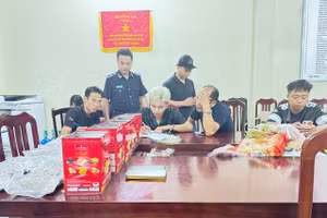 Lực lượng chức năng đang xử lý vụ việc. Ảnh: TG