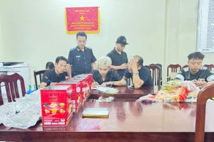 Lực lượng chức năng đang xử lý vụ việc. Ảnh: TG