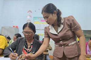 Người dân tham gia lớp xóa mù chữ tại Lâm Đồng.