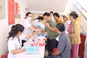 Hàng trăm người dân được khám sức khỏe tại các địa phương.
