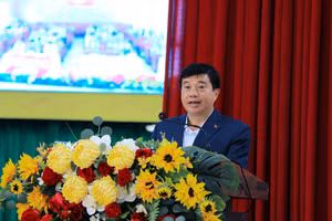 Bí thư Tỉnh ủy Lâm Đồng Y Thanh Hà Niê Kđăm trình bày chương trình hành động tại buổi tiếp xúc cử tri.