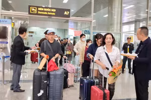 Du khách đến Đà Lạt qua sân bay Liên Khương.