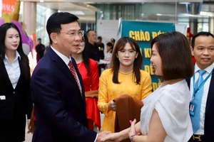 Chủ tịch UBND tỉnh Lâm Đồng Hồ Văn Mười chào đón những vị khách đầu tiên đến địa phương đầu năm 2026.