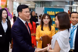 Chủ tịch UBND tỉnh Lâm Đồng Hồ Văn Mười chào đón những vị khách đầu tiên đến địa phương đầu năm 2026.