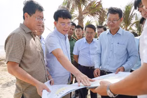 Chủ tịch UBND tỉnh Lâm Đồng Hồ Văn Mười khảo sát thực địa một số khu vực ven biển phía Nam Lâm Đồng.