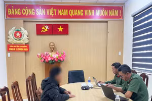 Phòng An ninh mạng và phòng, chống tội phạm sử dụng công nghệ cao (Công an tỉnh Lâm Đồng) làm việc với đối tượng.