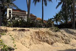 Nhiều cơ sở du lịch tại Mũi Né thường xuyên bị sạt lở do biển xâm thực.