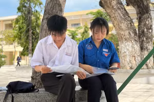 Các thí sinh Lâm Đồng kiểm tra giấy tờ, vật dụng tham gia Kỳ thi tốt nghiệp THPT 2026.