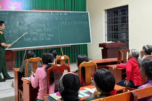 Lớp dạy tiếng phổ thông kết hợp xóa mù chữ cho người lớn của Đoàn Kinh tế Quốc phòng Lâm Đồng tại xã Đam Rông 4.