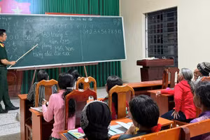 Lớp dạy tiếng phổ thông kết hợp xóa mù chữ cho người lớn của Đoàn Kinh tế Quốc phòng Lâm Đồng tại xã Đam Rông 4.