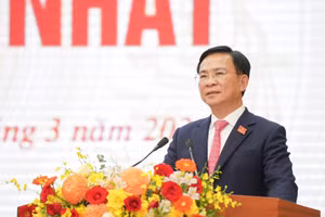 Chủ tịch UBND tỉnh Lâm Đồng Hồ Văn Mười phát biểu nhận nhiệm vụ.