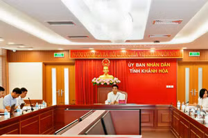 Ông Nguyễn Long Biên, Phó Chủ tịch Thường trực UBND tỉnh Khánh Hòa chủ trì cuộc họp.