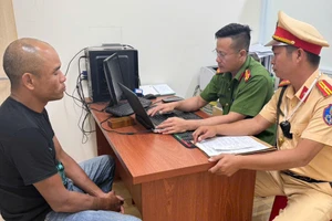 Đối tượng Trần Minh Hoàng được đưa về Cơ quan Công an.