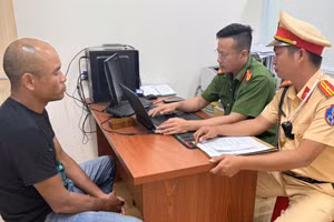 Đối tượng Trần Minh Hoàng được đưa về Cơ quan Công an.