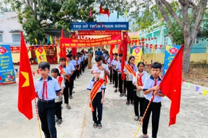 Học sinh Trường Tiểu học và THCS Phan Dũng chuẩn bị diễu hành chào mừng ngày bầu cử đại biểu Quốc hội khoá XVI và HĐND các cấp.