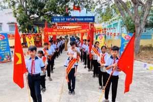 Học sinh Trường Tiểu học và THCS Phan Dũng chuẩn bị diễu hành chào mừng ngày bầu cử đại biểu Quốc hội khoá XVI và HĐND các cấp.