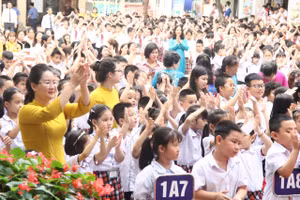 Cô - trò Trường tiểu học Vĩnh Tuy (Hài Bà Trưng, Hà Nội).