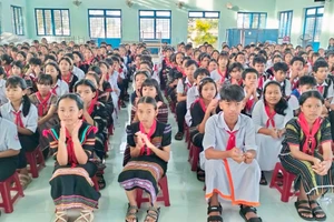 Các trường có điều kiện thuận lợi sẽ giúp đỡ các trường còn khó khăn.