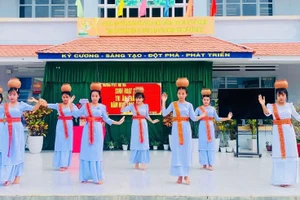 Học sinh các Trường Phổ thông Dân tộc Nội trú ở Lâm Đồng tham gia hoạt động để giữ gìn bản sắc văn hóa dân tộc.