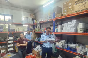Lực lượng chức năng tiến hành kiểm tra kho hàng
