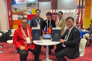 GS.TS Trần Thanh Hải - Hiệu trưởng Trường ĐH Mỏ - Địa chất ký kết thỏa thuận hợp tác với các đối tác quốc tế.