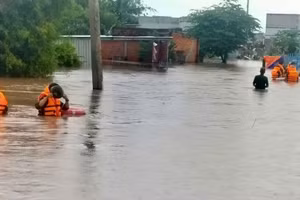 Mưa lớn gây ngập cục bộ nhiều nơi.