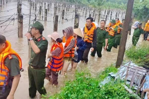 Đưa người dân ra khỏi vùng nguy hiểm.