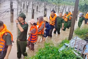 Đưa người dân ra khỏi vùng nguy hiểm.