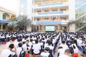 Hàng nghìn học sinh được hướng dẫn kỹ năng phòng tránh đuối nước . Ảnh : Đ.T