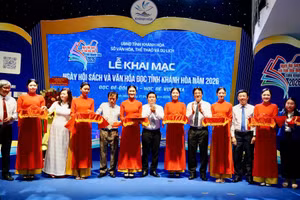 Các đại biểu cắt băng khai mạc Ngày hội Sách và Văn hóa đọc Khánh Hòa 2026.