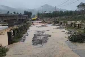 Cầu tại xã Yang Mao, tỉnh Đắk Lắk bị lũ cuốn gây chia cắt giao thông.