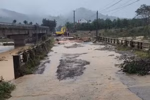 Cầu tại xã Yang Mao, tỉnh Đắk Lắk bị lũ cuốn gây chia cắt giao thông.