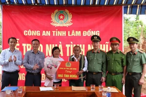 Công an tỉnh Lâm Đồng bàn giao những căn nhà đầu tiên trong đợt 2 triển khai công tác xóa nhà tạm.