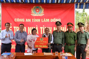 Công an tỉnh Lâm Đồng bàn giao những căn nhà đầu tiên trong đợt 2 triển khai công tác xóa nhà tạm.