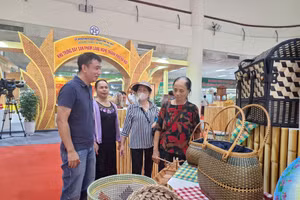 Các đại biểu cắt băng khai mạc Hội chợ Làng nghề Việt Nam lần thứ 21 - năm 2025.