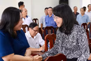 Các cử tri gặp gỡ các ứng viên ĐBQH khóa XVI.