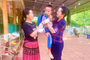 Cô Nguyễn Hải Nhung, Hiệu trưởng trường Mầm non Ta Ma đón trẻ tới trường.