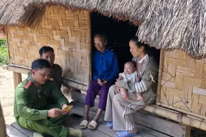 Công an xã La Dạ phổ biến phong trào “Bình dân học vụ số” đến người dân.