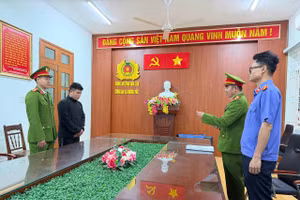 Cơ quan chức năng đọc lệnh khởi tố đối tượng Phạm Ngọc Khánh.