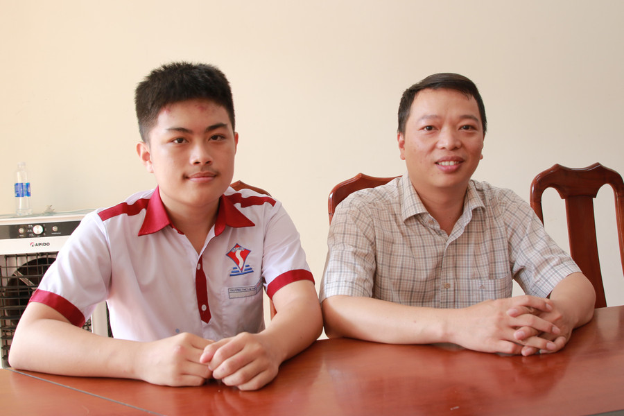 Thầy Phạm Hoàng Quyết vui mừng khi Nguyễn Hoàng Nhật Minh đạt thủ khoa khối A01 và D01 tỉnh Đắk Lắk. (Ảnh: Đinh Hằng) img-7835.jpg