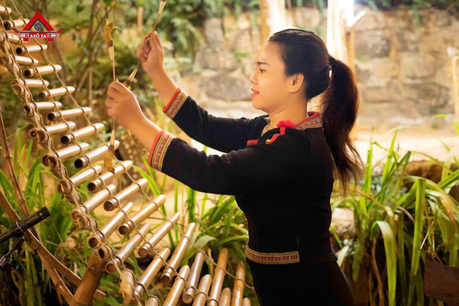 Cô H' Nỗn Knul, giáo viên Trường Tiểu học Y Jút trong một tiết dạy nhạc cụ truyền thống. (Ảnh: TT) h-non.jpg
