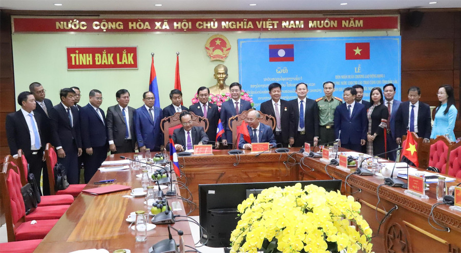 Lãnh đạo hai tỉnh Đắk Lắk và Sekong chứng kiến ký kết Bản ghi nhớ hợp tác giai đoạn 2025-2030. (Ảnh: CL) bt2.jpg