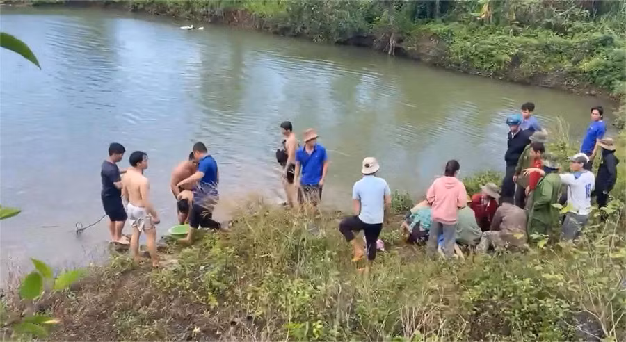 Người dân và cơ quan chức năng trục vớt 3 em nhỏ bị đuối nước.